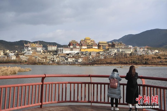 云南香格里拉噶丹松赞林寺吸引游人 第1页