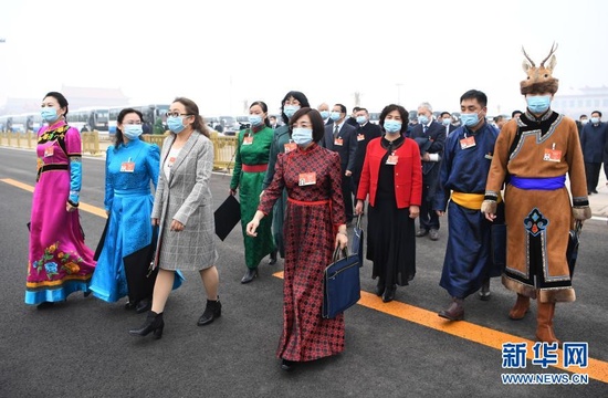 十三届全国人大四次会议开幕(8) 第8页