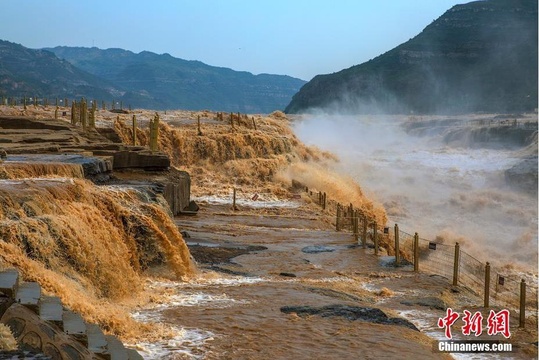 滔滔黄河水汹涌澎湃 黄河壶口瀑布迎来最佳观赏季 第1页