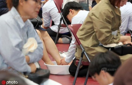 韩国高中组织学生给爸妈洗脚 庆祝父母节(5) 第5页