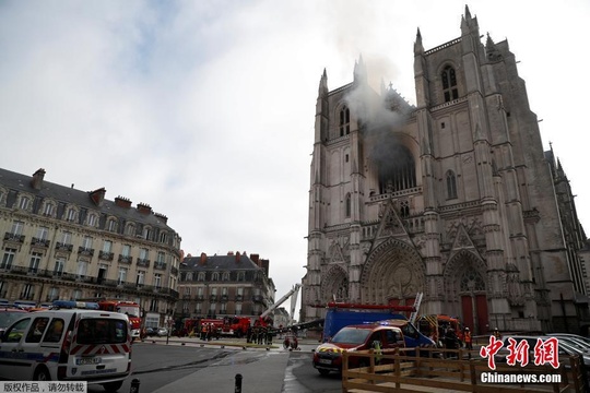 法国南特15世纪教堂发生火灾 教堂风琴被毁 第1页