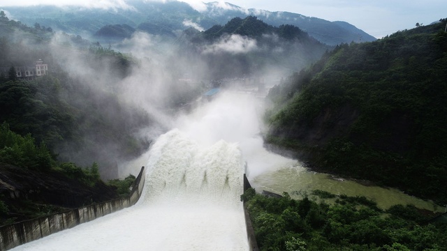 重庆:强降雨致水位猛涨 金家坝水库开闸泄洪(2) 第2页