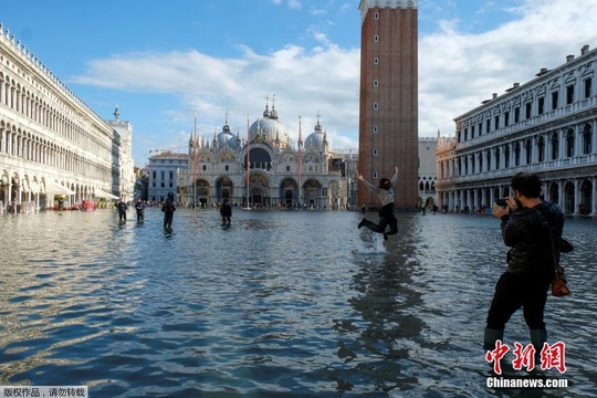 威尼斯80%被淹进入&quot;紧急状态&quot; 民众水中自拍(3) 第3页