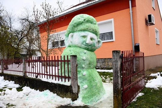 克罗地亚学校关闭 堆雪人成小学生家庭作业 第1页