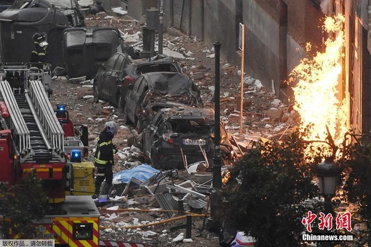 西班牙马德里发生爆炸 整栋楼被轰烂碎片铺满街道(3) 第3页