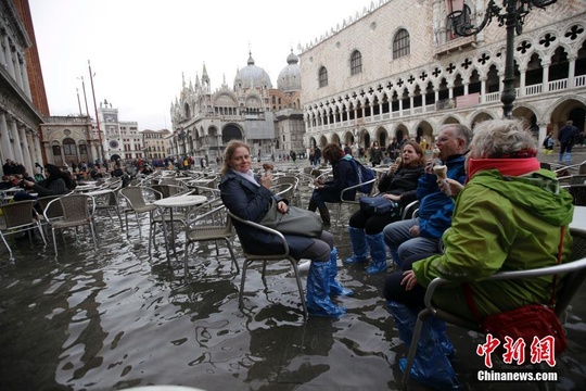 威尼斯市区被淹 游客&quot;泡水&quot;吃冰淇淋 第1页