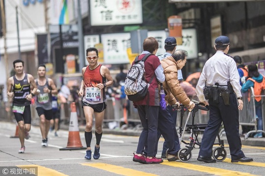 2019香港马拉松开赛 数万跑者与叮叮车同行(3) 第3页