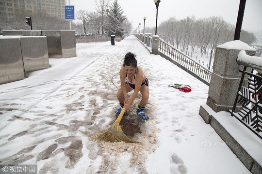 花甲老太冰雪天登轮滑跳舞挑战自我(3) 第3页