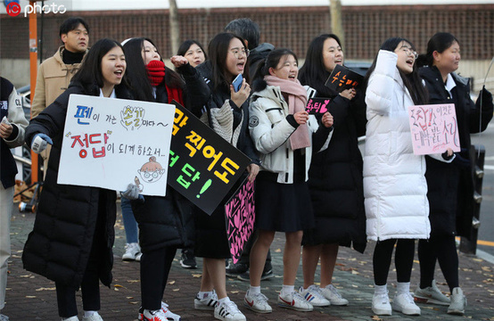 韩国迎来高考首日 学弟学妹场外祝福考生一切顺利(3) 第3页