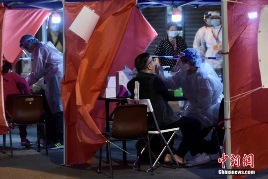 香港深水埗“受限区域”17幢大厦人士须“禁足”强检 第1页