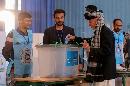 阿富汗总统选举投票结束 计票工作同时开始 第1页