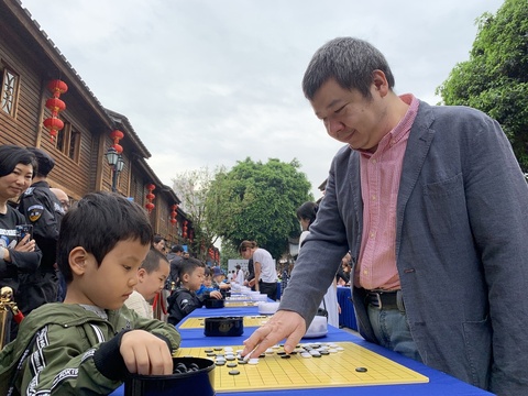 高清-吴清源杯指导棋快闪活动举行 女棋手靓丽出镜(8) 第8页