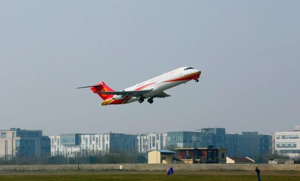 两架ARJ21飞机在上海同日试飞(2) 第2页