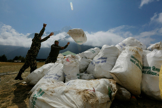 尼泊尔清理珠峰 回收10吨垃圾寻回4具遗体 第1页