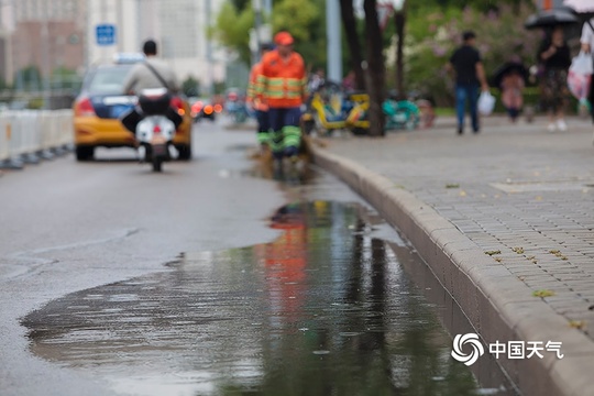 雨水添凉意 北京街头行人短袖换长衫 第1页