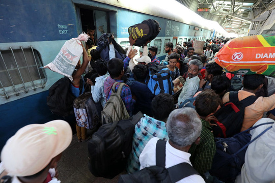 克什米尔危机加剧 印度务工人员钻火车车厢逃离(3) 第3页