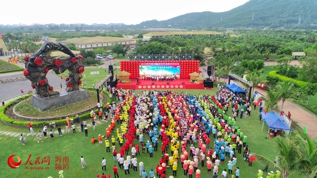 高清:田地里撒欢!海南上千农民代表欢庆“丰收” 第1页