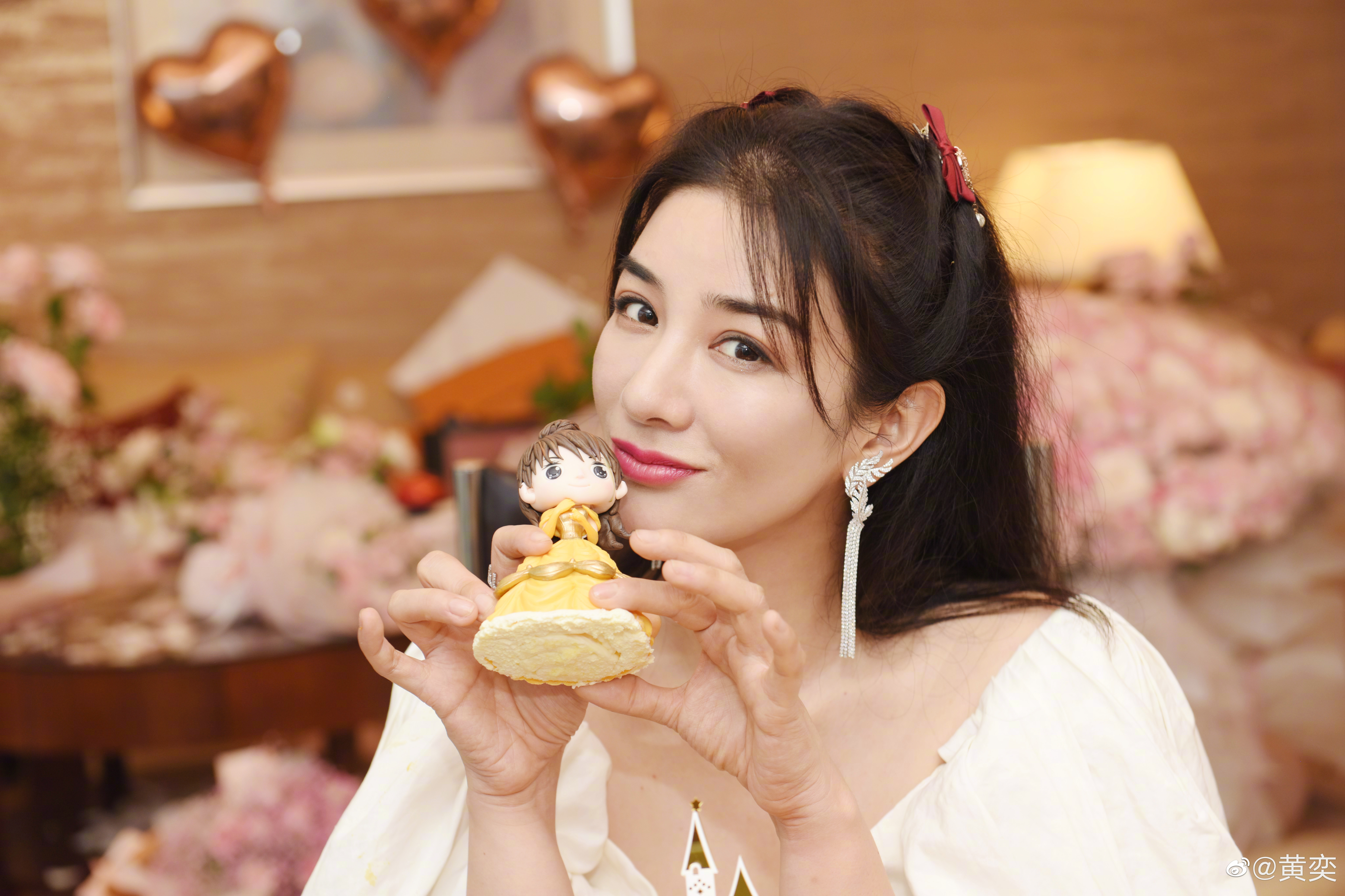 黄奕晒生日晒美照皮肤紧致44岁仍似少女