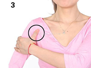 (很多书写着正规的名字叫:肩内陵)肩前穴的准确位置:在肩关节前面