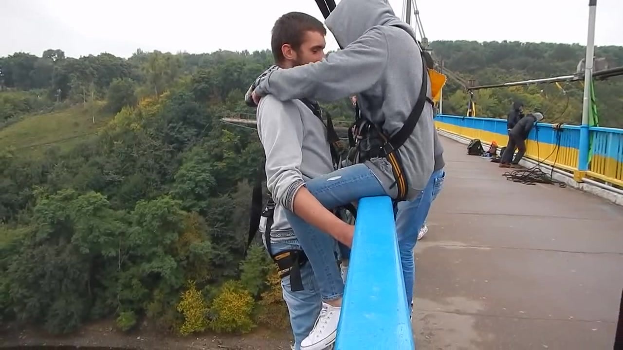 Прыжок с тарзанкой москва. Бейсджампинг несчастные случаи. Прыжок в тандеме с тарзанки. Прыжок с тарзанки в москве. Пара прыгает с тарзанки.