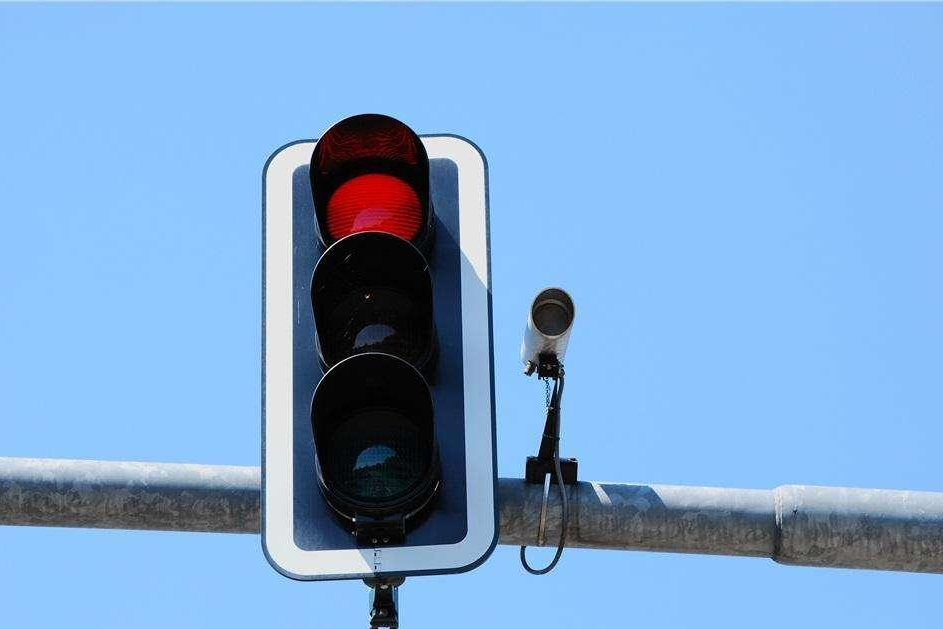 красный свет светофора камера
