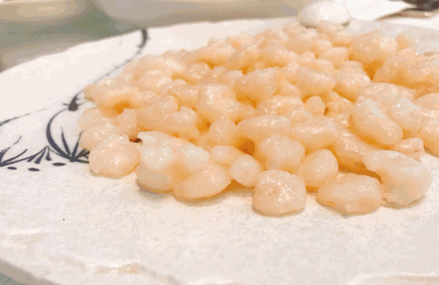 只需洒少许小葱,略加点缀,饱满的嫩色虾仁,配以翠绿的葱花,色香味都有