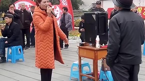 贵州山啄嘴嘴搞笑山歌对唱现场大叔大妈对一场