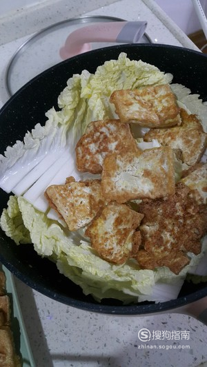 白菜炖豆腐 每日一食：简单好吃的『包菜豆腐煲』。
