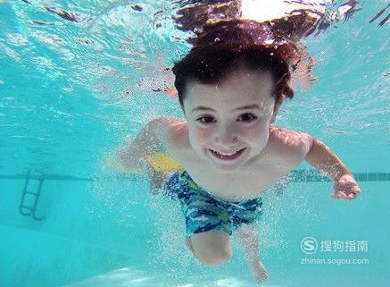 游泳对儿童的好处有哪些 儿童游泳对儿童有什么好处