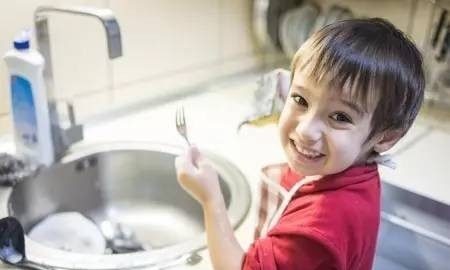 做家务对孩子的好处有哪些 孩子做家务有什么好处？看完就明白了。