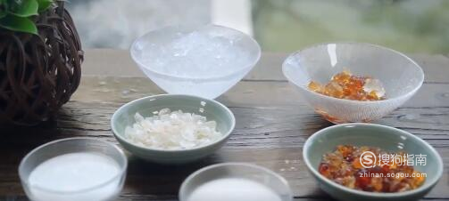 雪燕桃胶皂角米怎么做好吃窍门 雪燕桃胶皂角米怎么做？