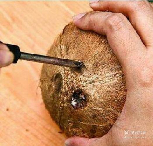 怎样才能把椰子打开吃到里面的肉 怎么把椰子打开吃椰肉