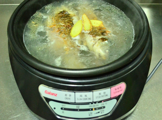 坐月子鲫鱼汤的做法下奶 鲫鱼汤的做法产妇月子餐下奶