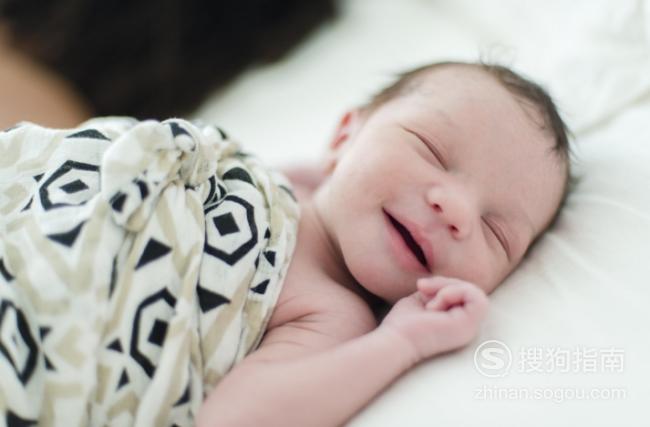 婴儿什么睡姿头型好看 新生儿几种睡姿，睡出宝宝好头型。