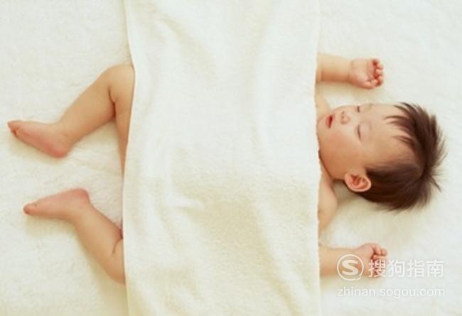 婴儿什么睡姿头型好看 新生儿几种睡姿，睡出宝宝好头型。