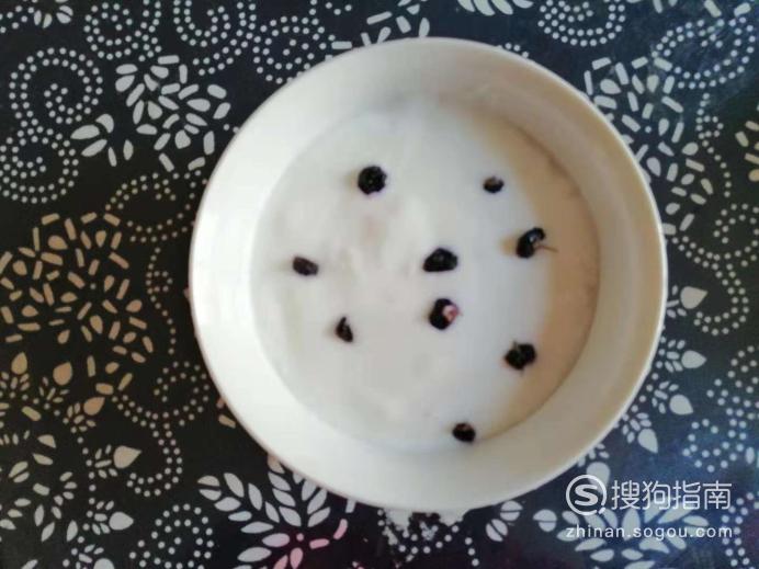 黑枸杞蜂蜜水怎么泡 怎么自制甜蜜的黑枸杞火龙果蜜枣酸奶？优质